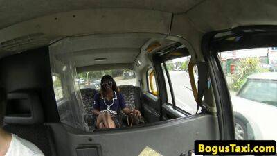 Ebony taxi passenger seduces cabbie to fuck - sunporno.com